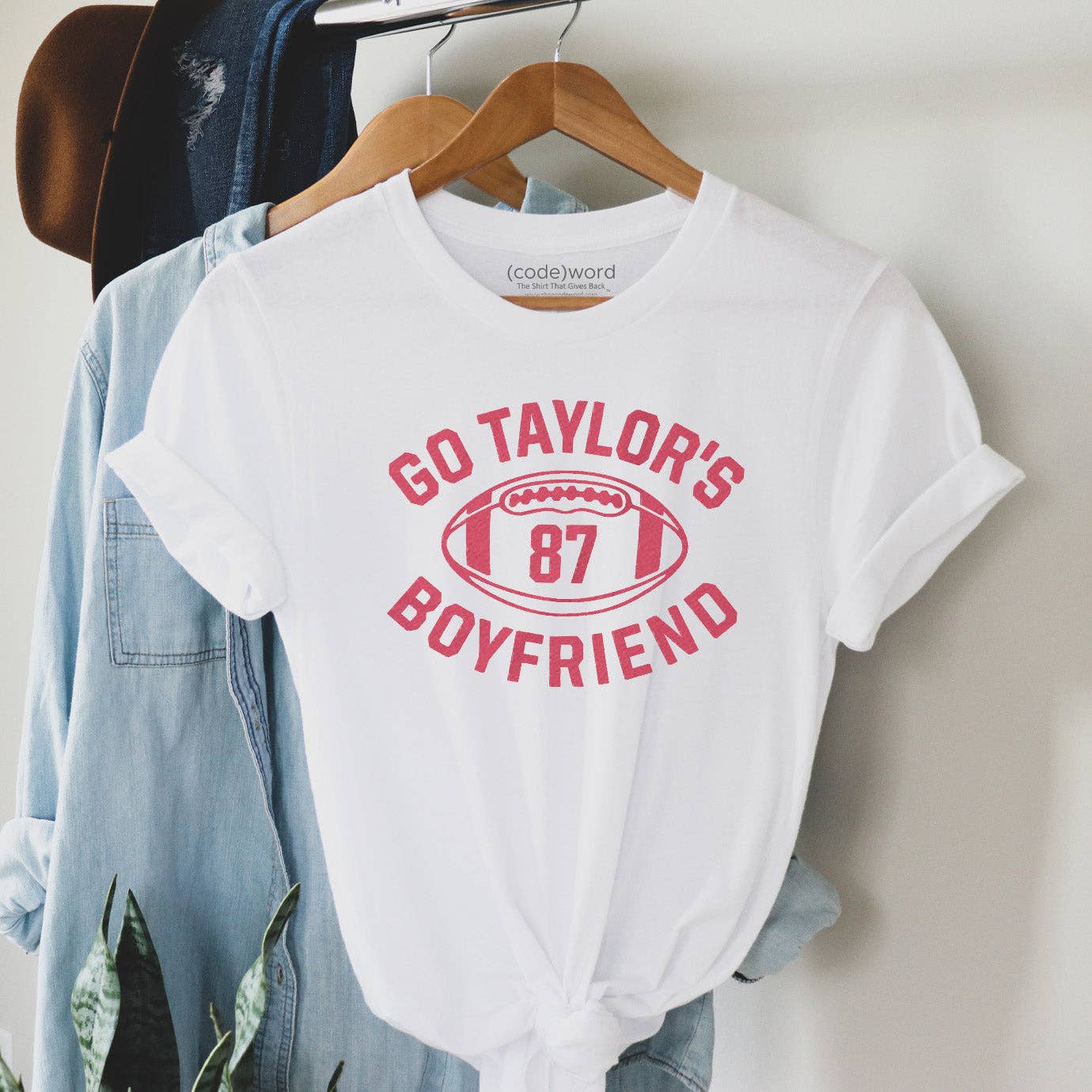 Go Taylor's Boyfriend - T-Shirt: Gold / Red Print / SM