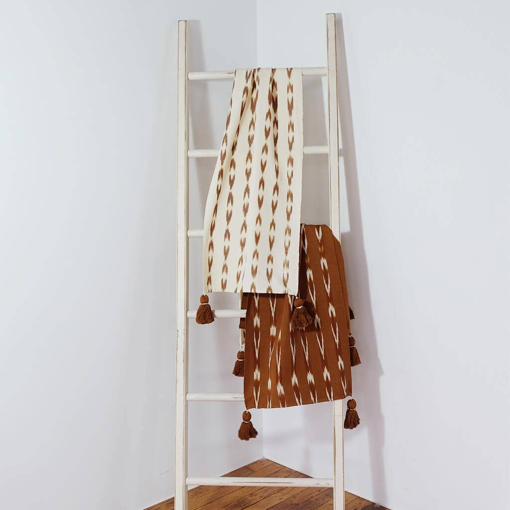 Serpentina White w/Nutmeg Table Runner - Thumbnail 3