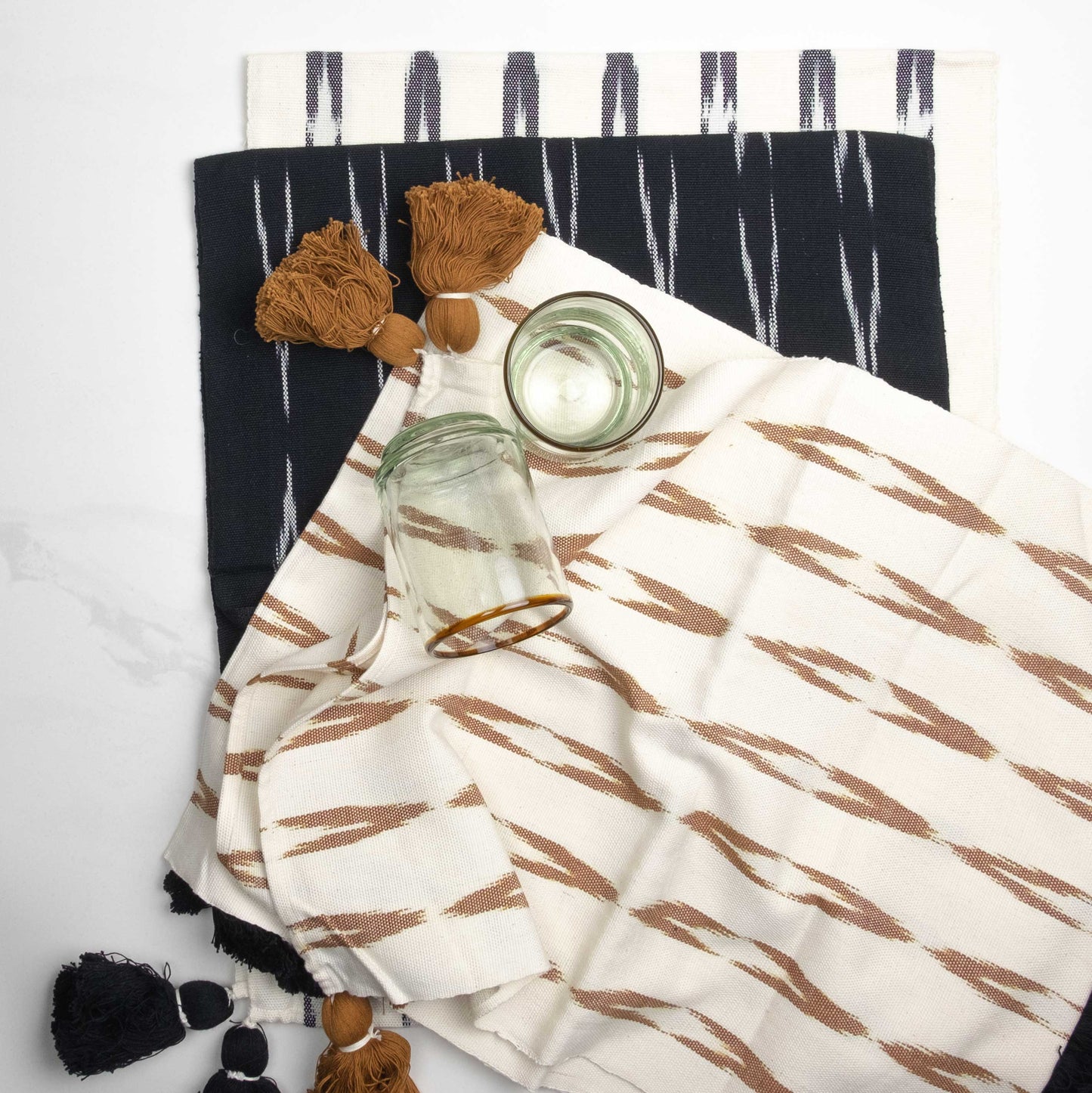 Serpentina White w/Nutmeg Table Runner
