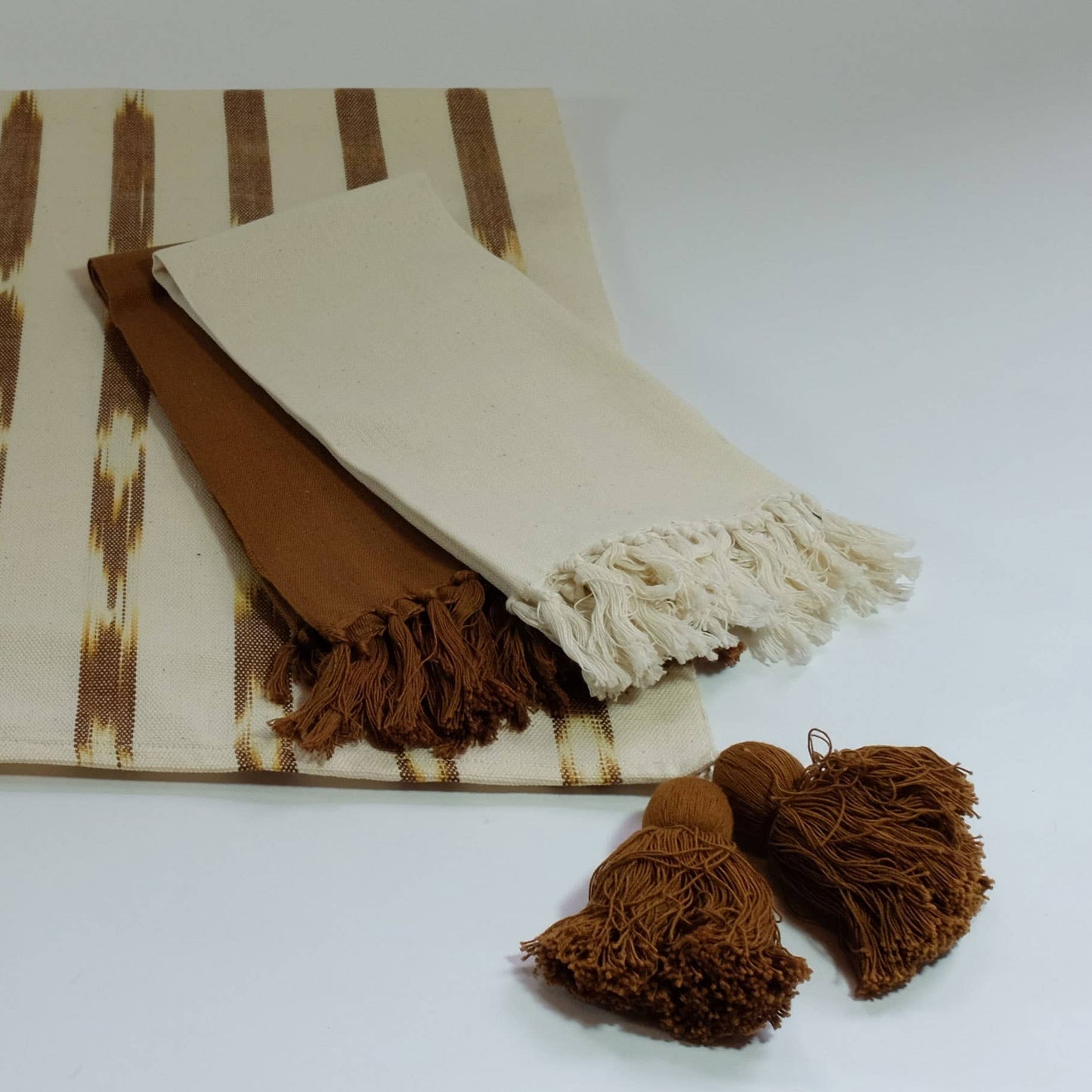 Serpentina White w/Nutmeg Table Runner